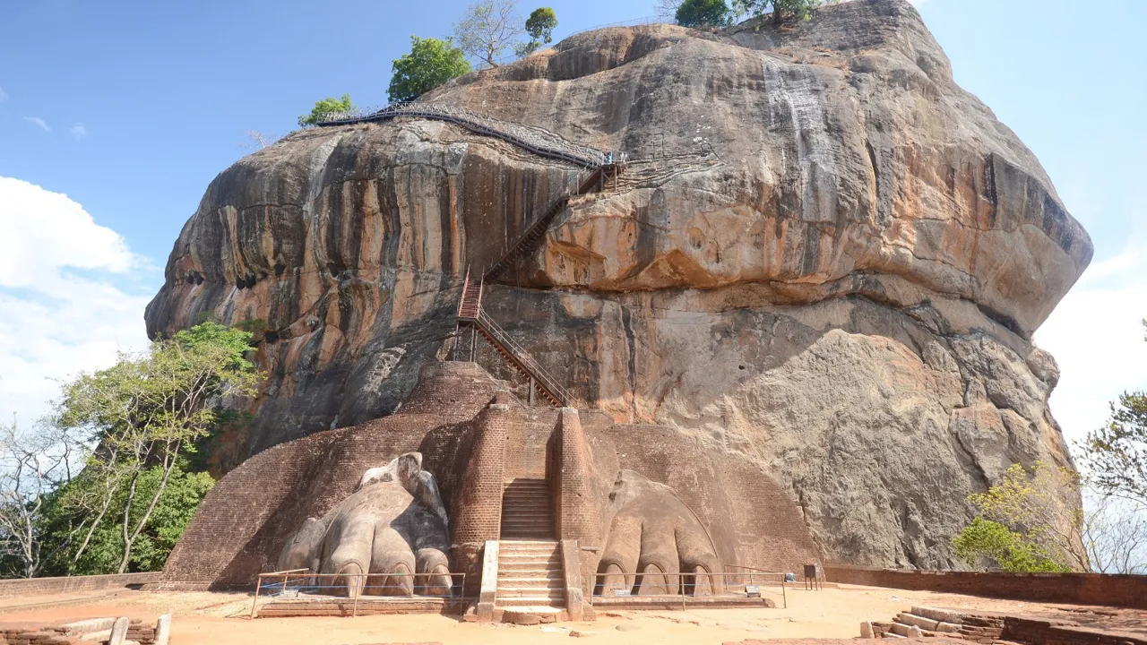 Fra to enorme løvefødder går trappen det sidste stykke op til plateauet på Sigiriya