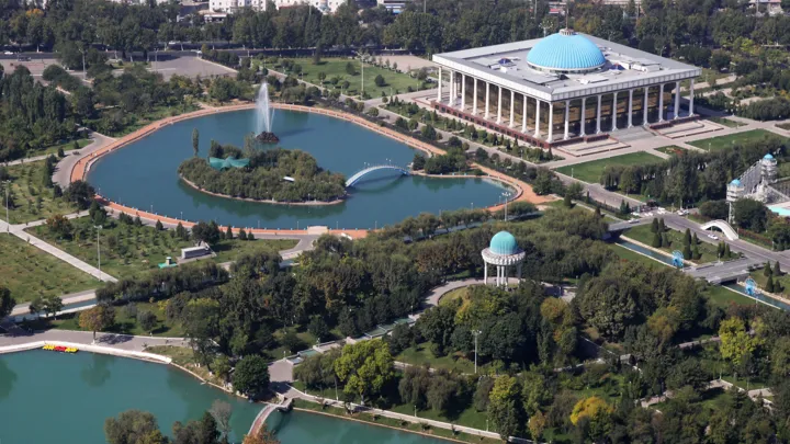 Uzbekistans hovedstad Tashkent med det storslåede parlament set fra oven. Foto Viktors Farmor