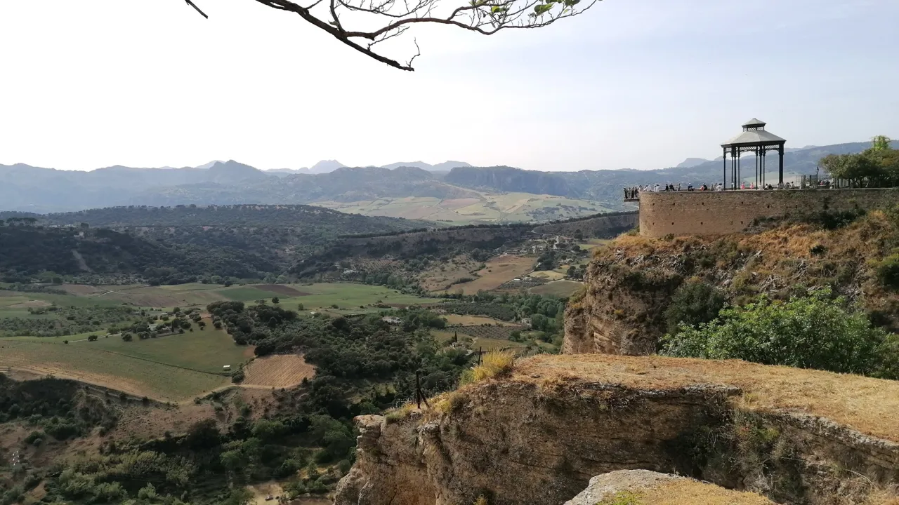 Rondas unikke beliggenhed giver en forrygende udsigt ud over dalen. Foto Pia Bruun