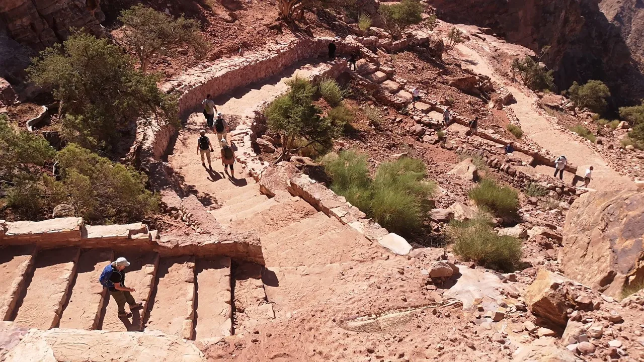 Der er et væld af trapper ned fra klosteret Al-Deir i Petra. Foto Denise Kristensen