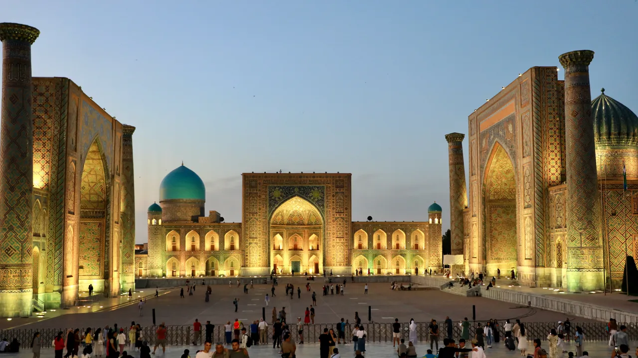 Registan pladsen i Samarkand oplyst ved aftentid i Uzbekistan. Foto af Anders Stoustrup