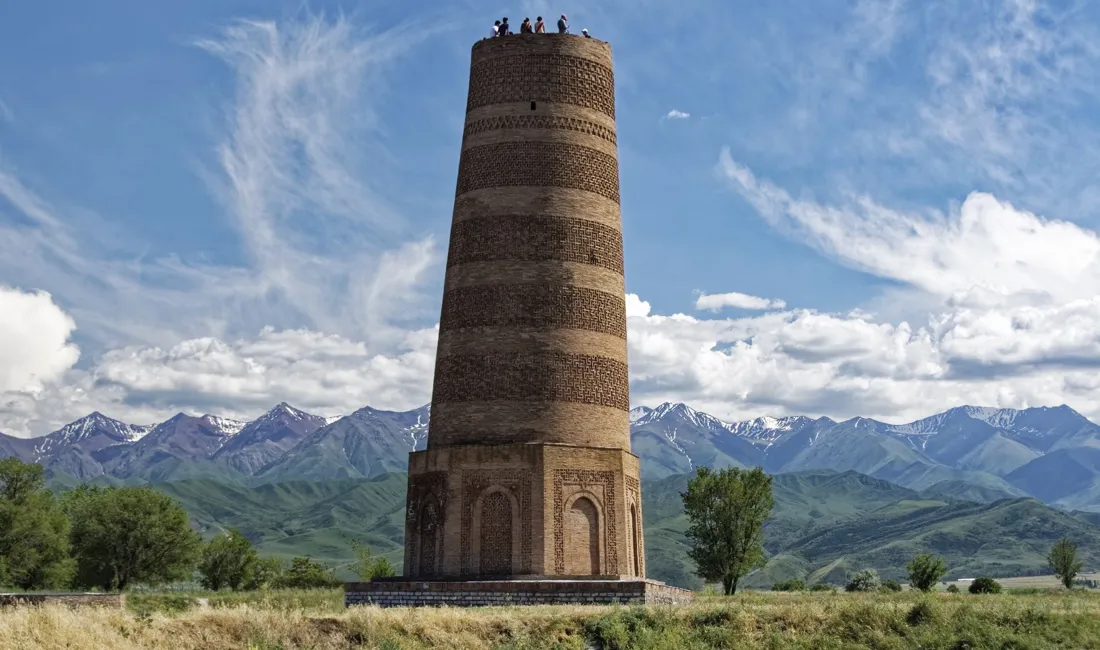 Burana tårnet stammer fra det 11. århundrede.