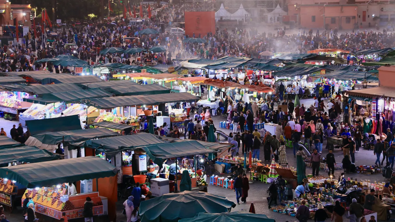 Masser af liv og stemning på Fna-pladsen i Marrakesh. Foto Anders Stoustrup