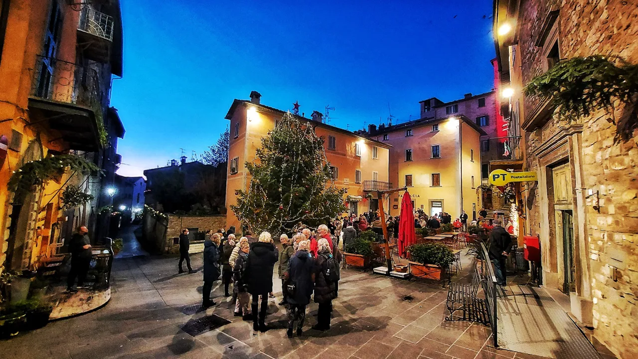 Her er vi på Montones piazza, hvor det store juletræ hvert år bringer glæde til store og små. Foto Lene Brøndum
