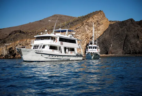 På Galapagos sejler vi med en mindre krydstogtsbåd, så vi kan ankre op tæt ved land. Foto Viktors Farmor