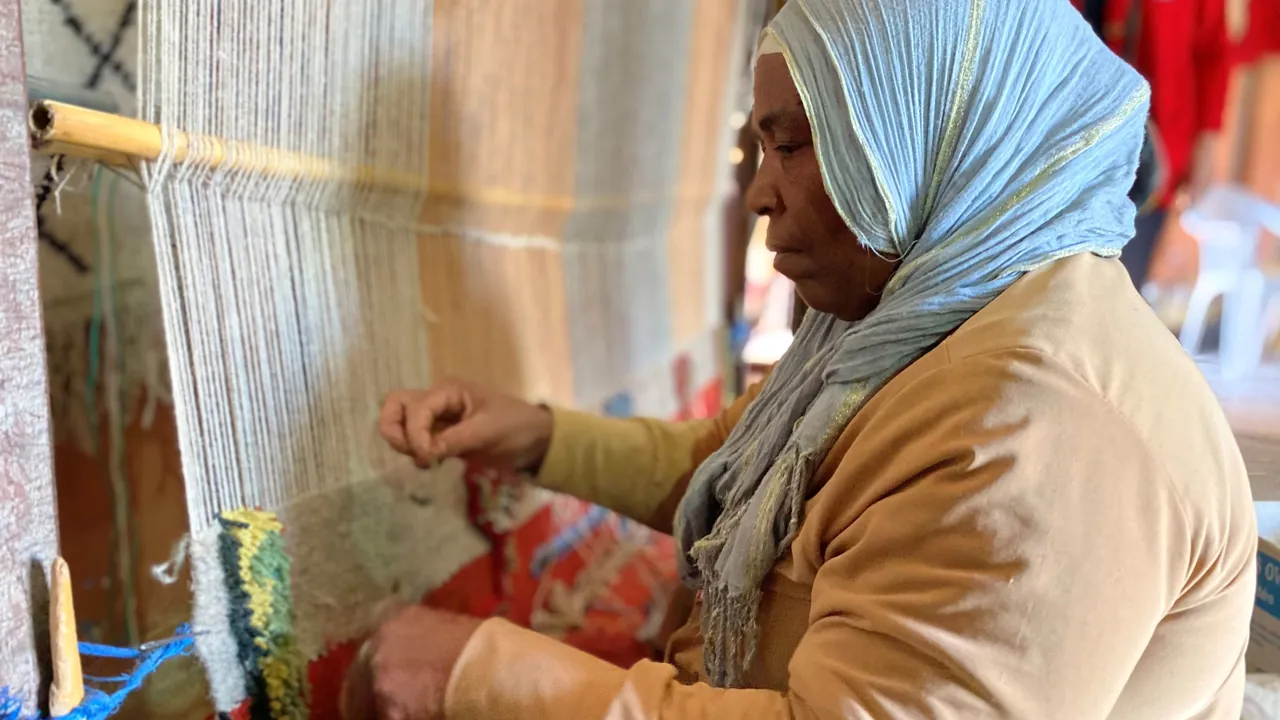 Lokal kvinde i gang med at væve berbertæppe. Foto Michael Høeg