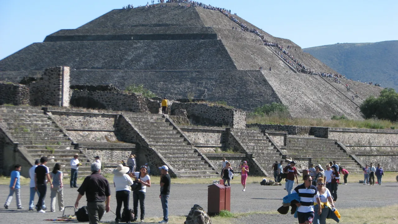 Teotihuacan imponerer ved sin blotte størrelse - og man kan klatre op på pyramiderne. Foto Vagn Olsen