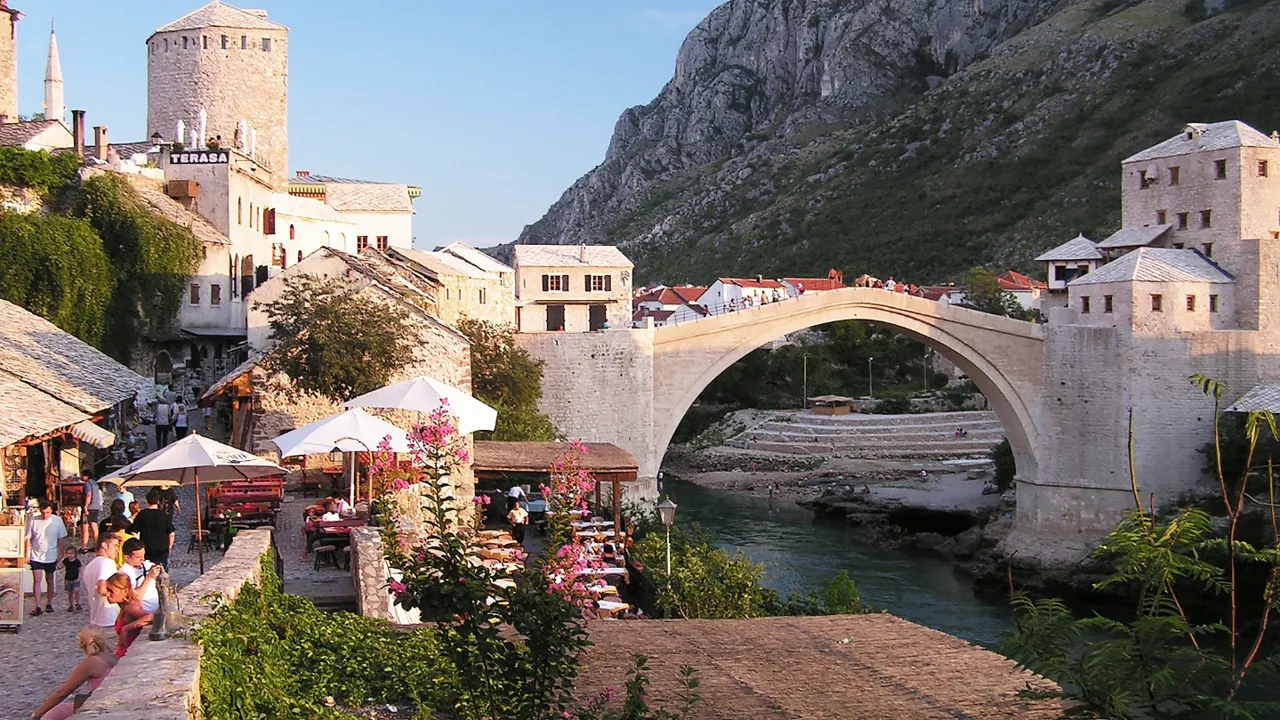 Den kendte bro i Mostar er et symbol på freden efter borgerkrigen. Foto Viktors Farmor