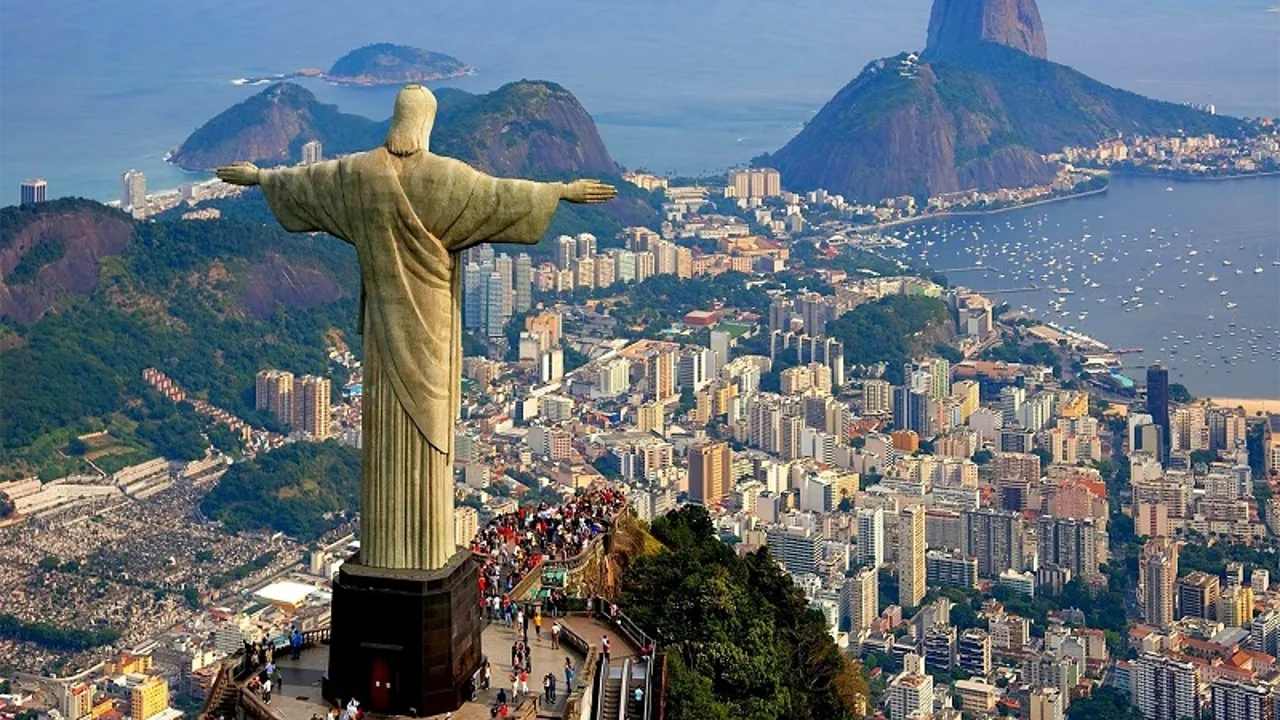 Vi slutter rejsen af i Rio de Janeiro, hvor vi selvfølgelig ser Cristo Redentor.