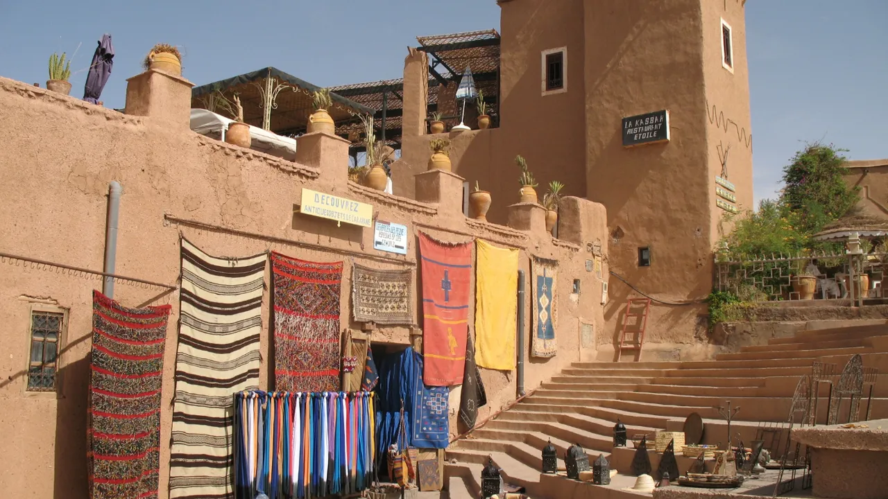 Ouarzazate er kendt for berbertæpper og keramik  Foto Kirsten Gynther Holm