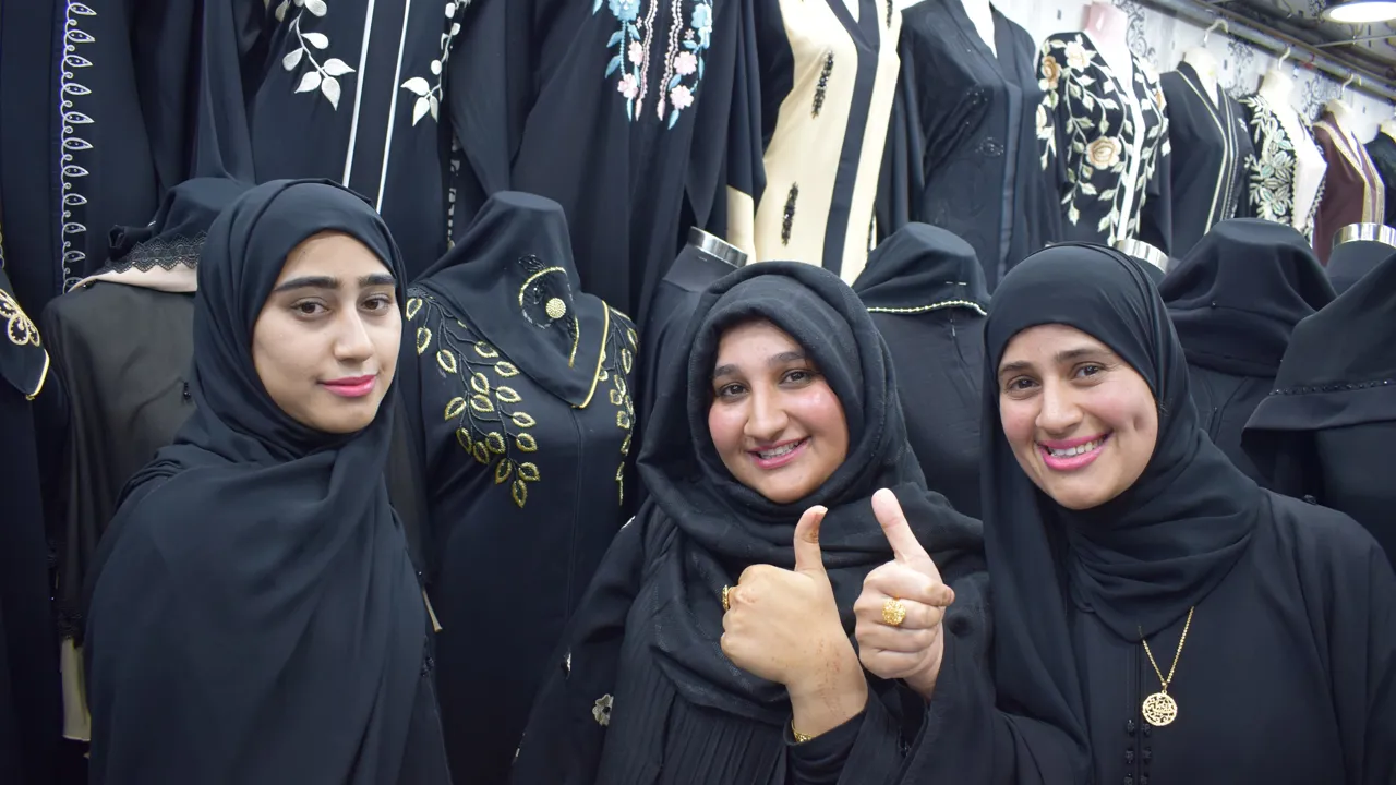 Omanierne er de venligste mennesker. Her er tre unge kvinder ude at shoppe. Foto Anne Sophie Meyer Larsen