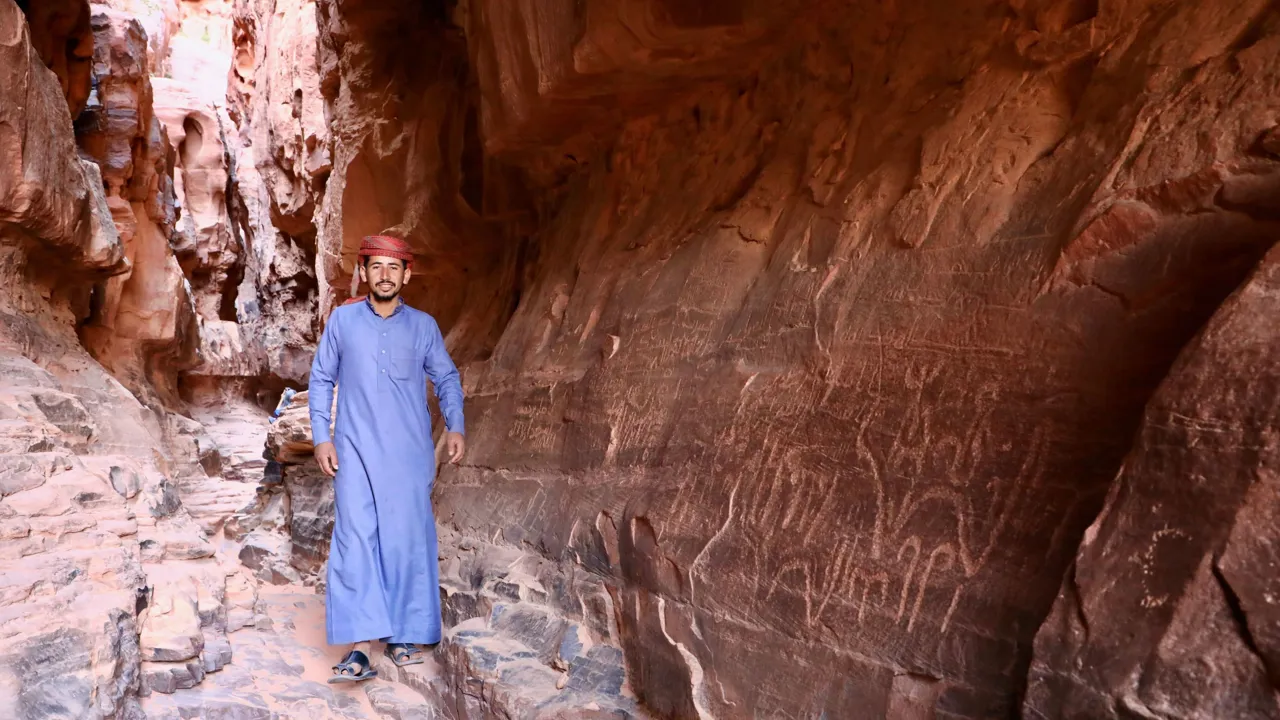 Bedouin viser urgammel klippekunst i en skjult kløft i Wadi Rum. Foto Anders Stoustrup