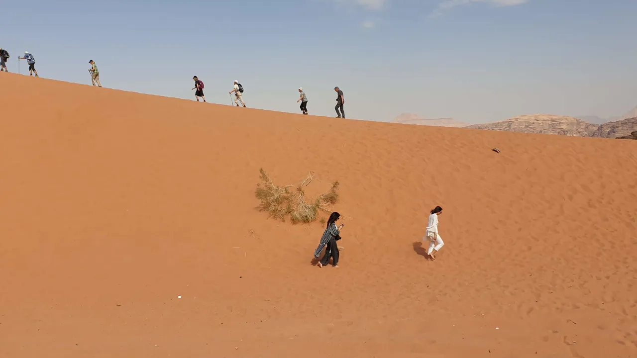 Vi vandre i det bløde sand i Wadi Rum ørkenen. Foto Bjarke Vestesen