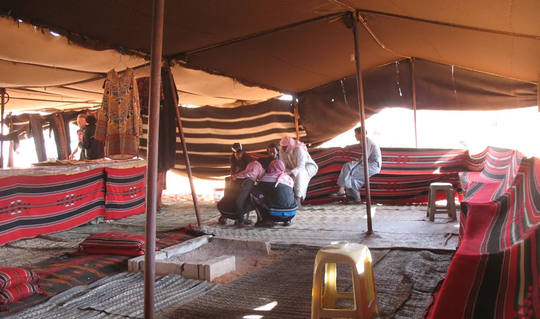 Der holdes tepause i Wadi Rum ørkenen. Foto Kirsten Gynther Holm