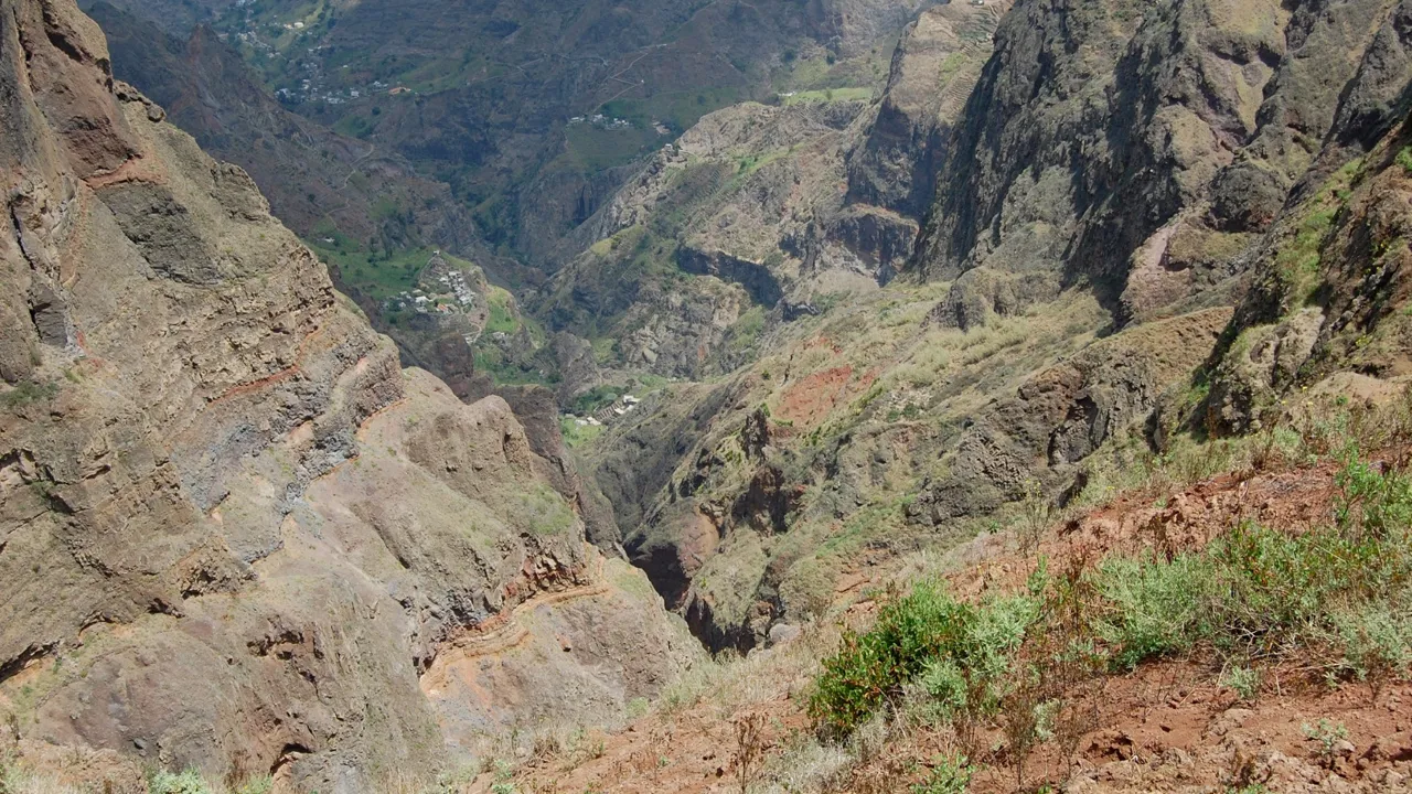 Vandringerne giver storslåede udsigter, for eksempel ned mod landsbyen Cha de Pedras. Foto Viktors Farmor