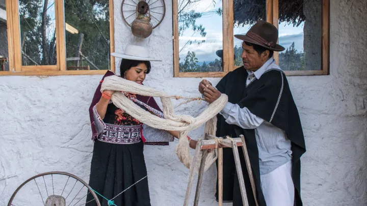 I landsbysamfundet Salasaca ser vi, hvordan der arbejdes med væven efter ældgamle traditioner, når vi besøger væveren Alonso Pilla . Foto Viktors Farmor 