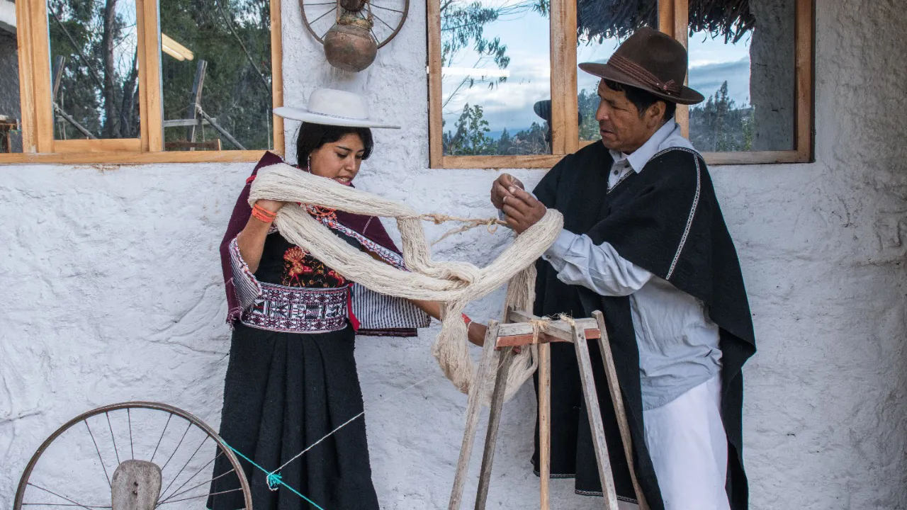 I landsbysamfundet Salasaca ser vi, hvordan der arbejdes med væven efter ældgamle traditioner, når vi besøger væveren Alonso Pilla . Foto Viktors Farmor 