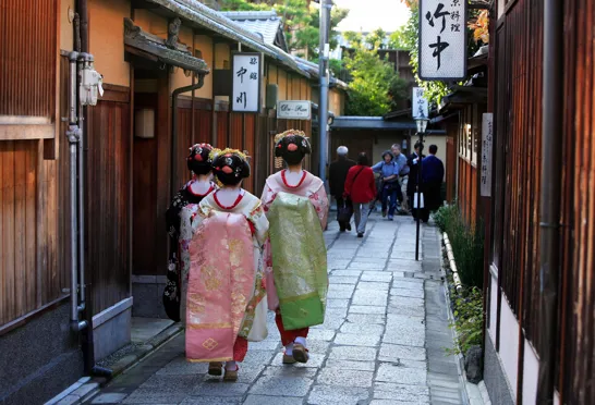 Geisha-lærlinge mellem traditionelle træhuse i Kyotos gamle bydel. Foto Anders Stoustrup