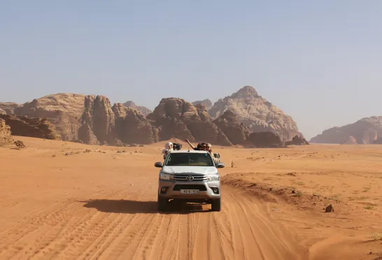 Der er fart på når vi kører gennem ørkenen i Wadi Rum. Foto Anja Schmidt