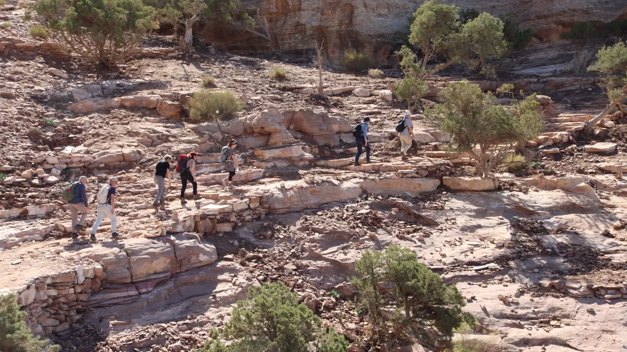 Der er stor diversitet i underlaget på vandringen fra lille Petra til Petra. Foto Denise Kristensen