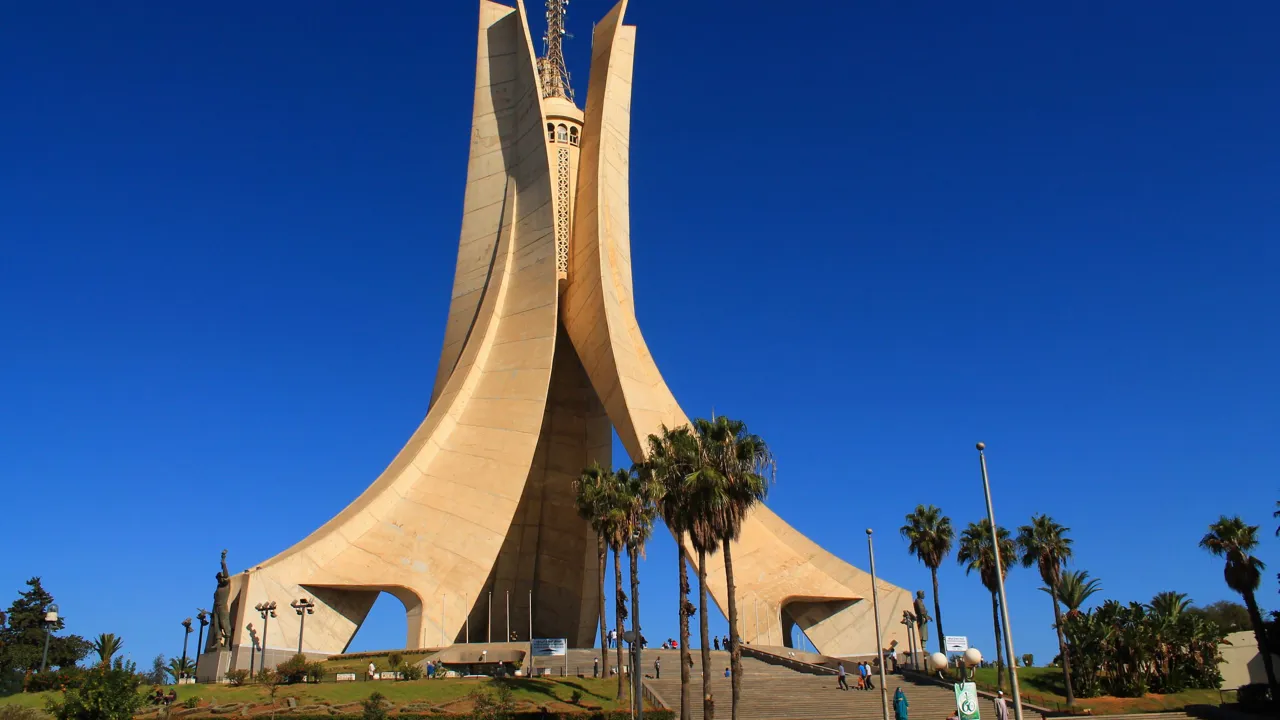 Martyrmonomentet er et ikonisk vartegn i Algeriets hovedstad Algiers, som hylder landets frihedskamp og ofrene for uafhængighed. Foto Viktors Farmor