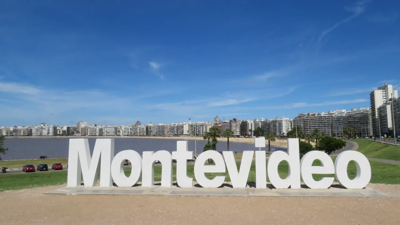 Uruguays hovedstad Montevideo er smukt beliggende ned til floden Rio de la Plata. Foto Kirsten Gynther Holm