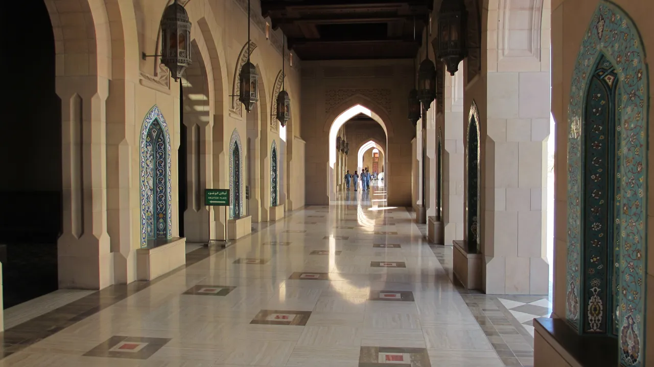 Sultan Qaboos moskeen i Muscat er en af de flotte oplevelser i Oman. Foto Gudik Holm