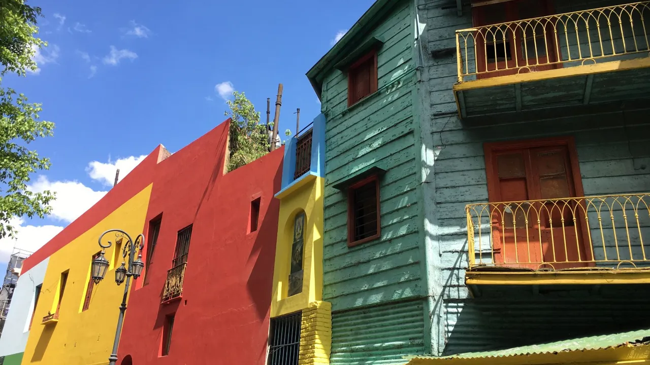 La Boca i Buenos Aires rummer farverige huse og masser af cafeer og restauranter. Foto Lone V. Andersen