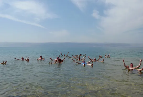 I Det Døde Hav kan man flyde på vandoverfladen i en 33 % saltopløsning. Foto Michael Andersen