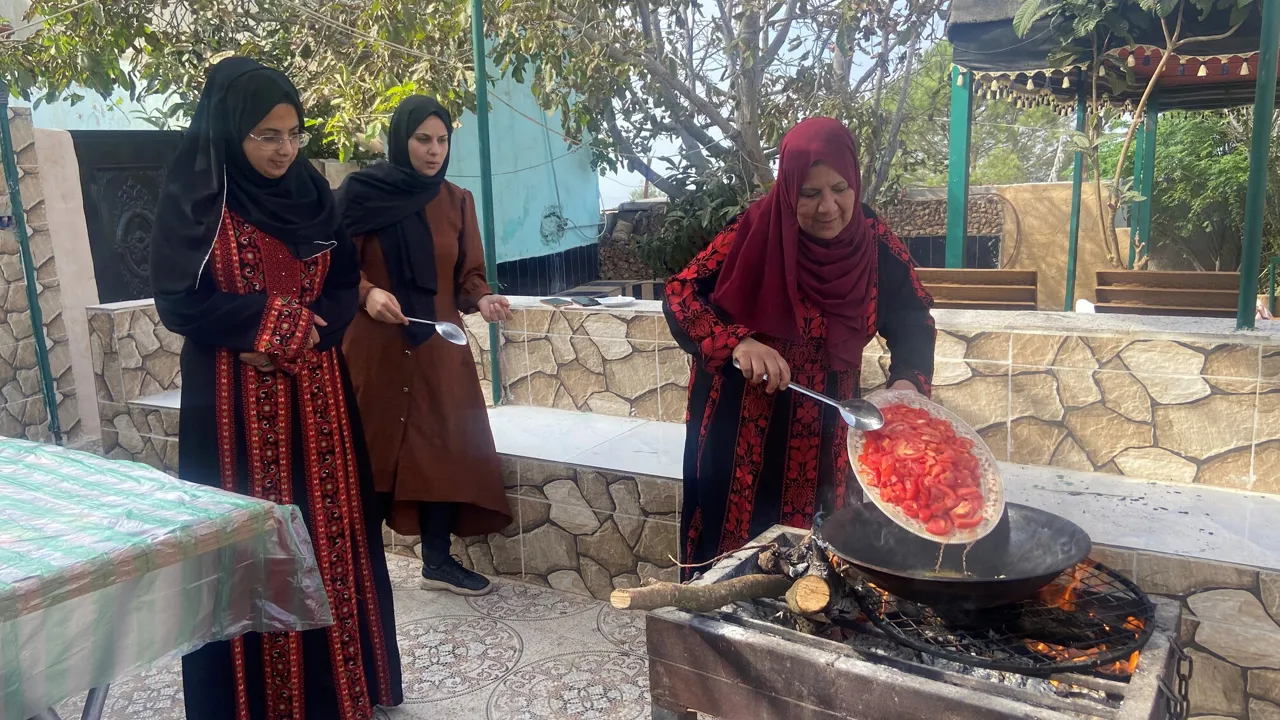 Ved Ajloun får vi en dejlig hjemmelavet frokost hos en lokal familie. Foto Denise Kristensen