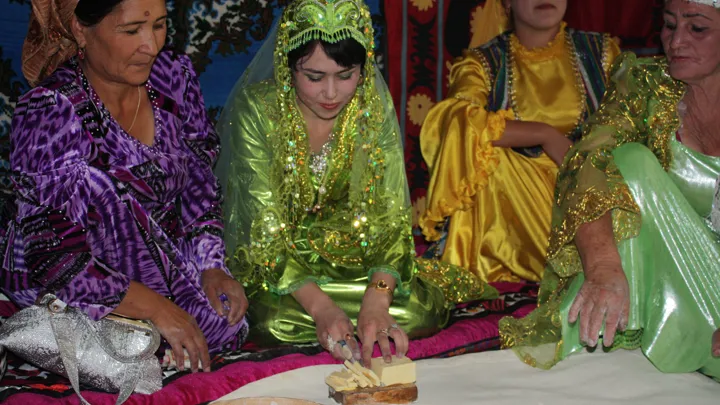 Bruden skærer af osten og deler ud til et bryllup i Uzbekistan. Foto Lone Andersen