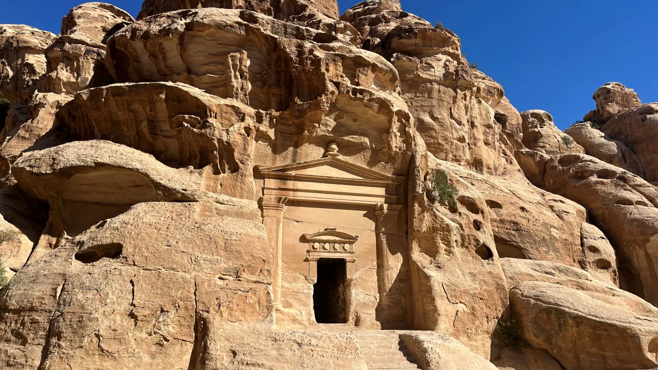 En af kongegravene i lille Petra. foto Josefine Aude Raas