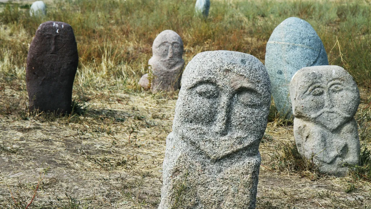 De dekorative Balbals, der er små krigere hugget ud i sten. Foto Finn L. Hansen