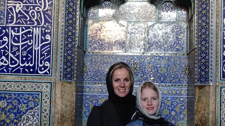 Viktors Farmors rejseleder Inge Lynggaard Hansen med sin datter i Sheikh Lotfollah Mosque i Isfahan, Iran
