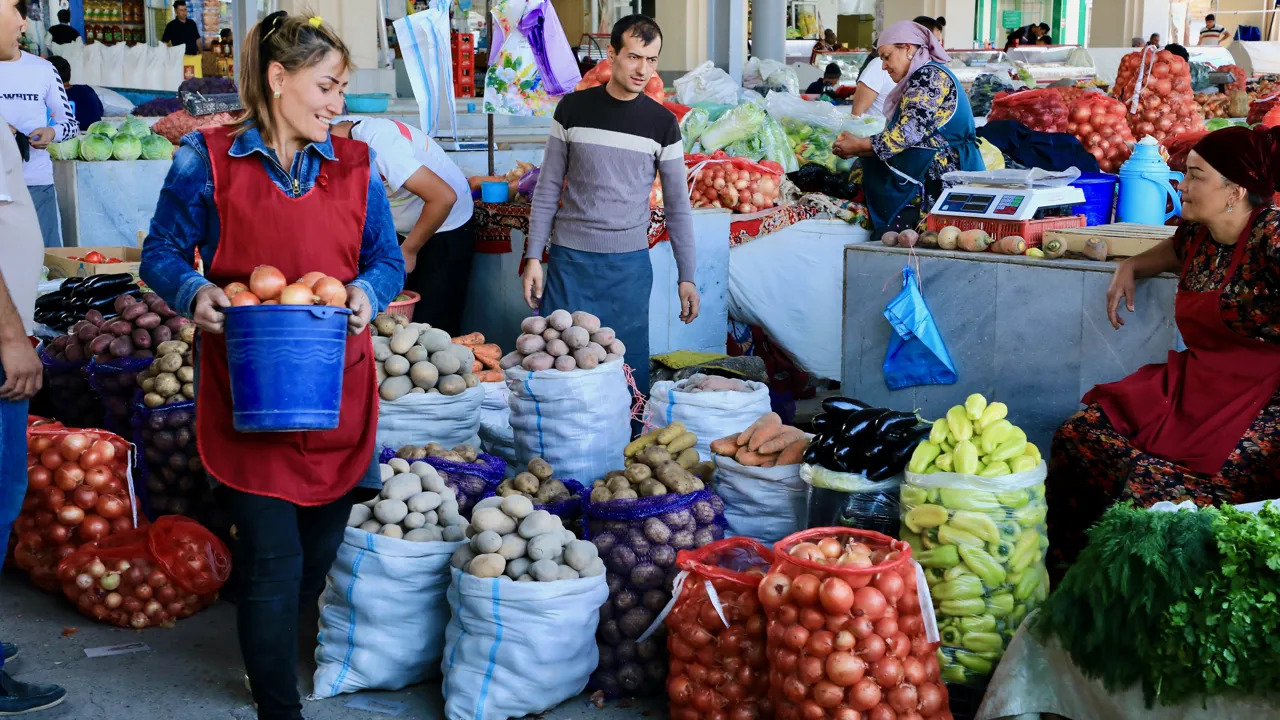 Smag på de mange lokale delikatesser på madmarkedet i Samarkand på rejsen gennem Silkevejen. Foto af Anders Stoustrup