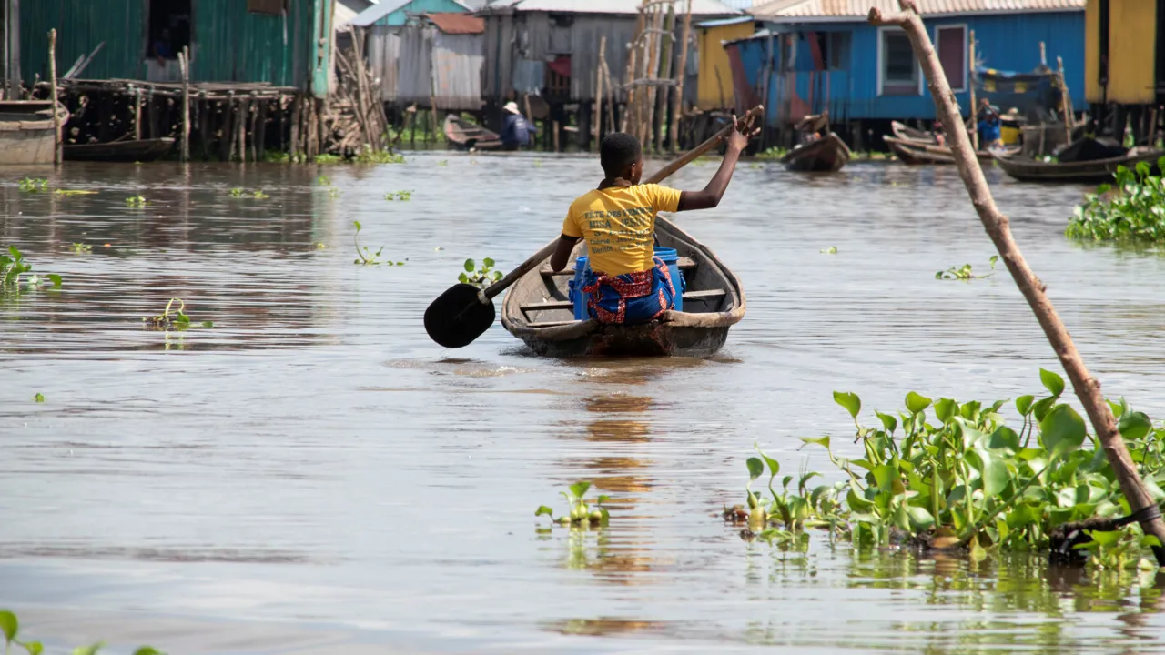 Den daglige transport til vands i Ganvié, Vestafrikas Venedig i Benin. Foto Lise Blom