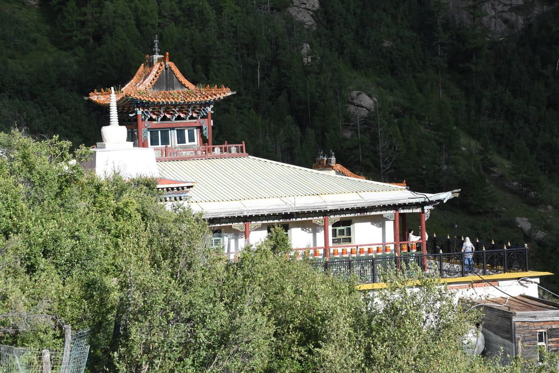 Et buddhistisk tempel i det mongolske bjerglandskab. Foto Ulla Dons