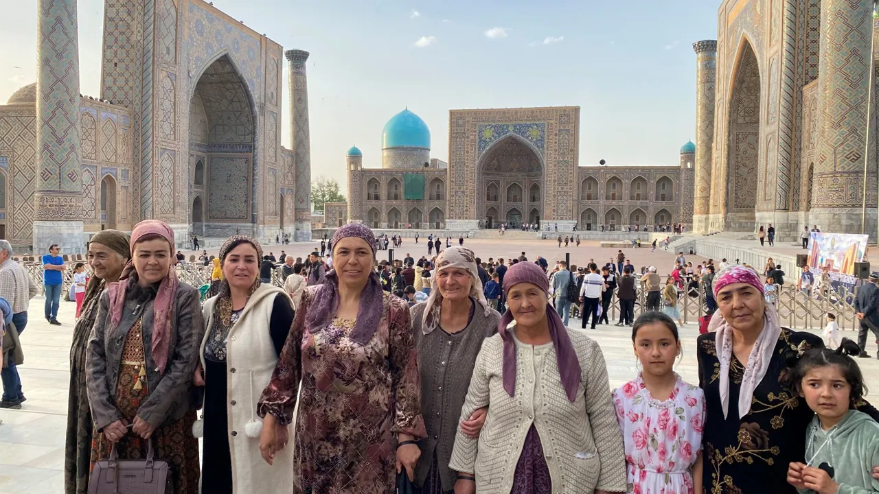 Lokale Uzbekiske kvinder på tur til Samarkand. Foto Michael Høeg Andersen