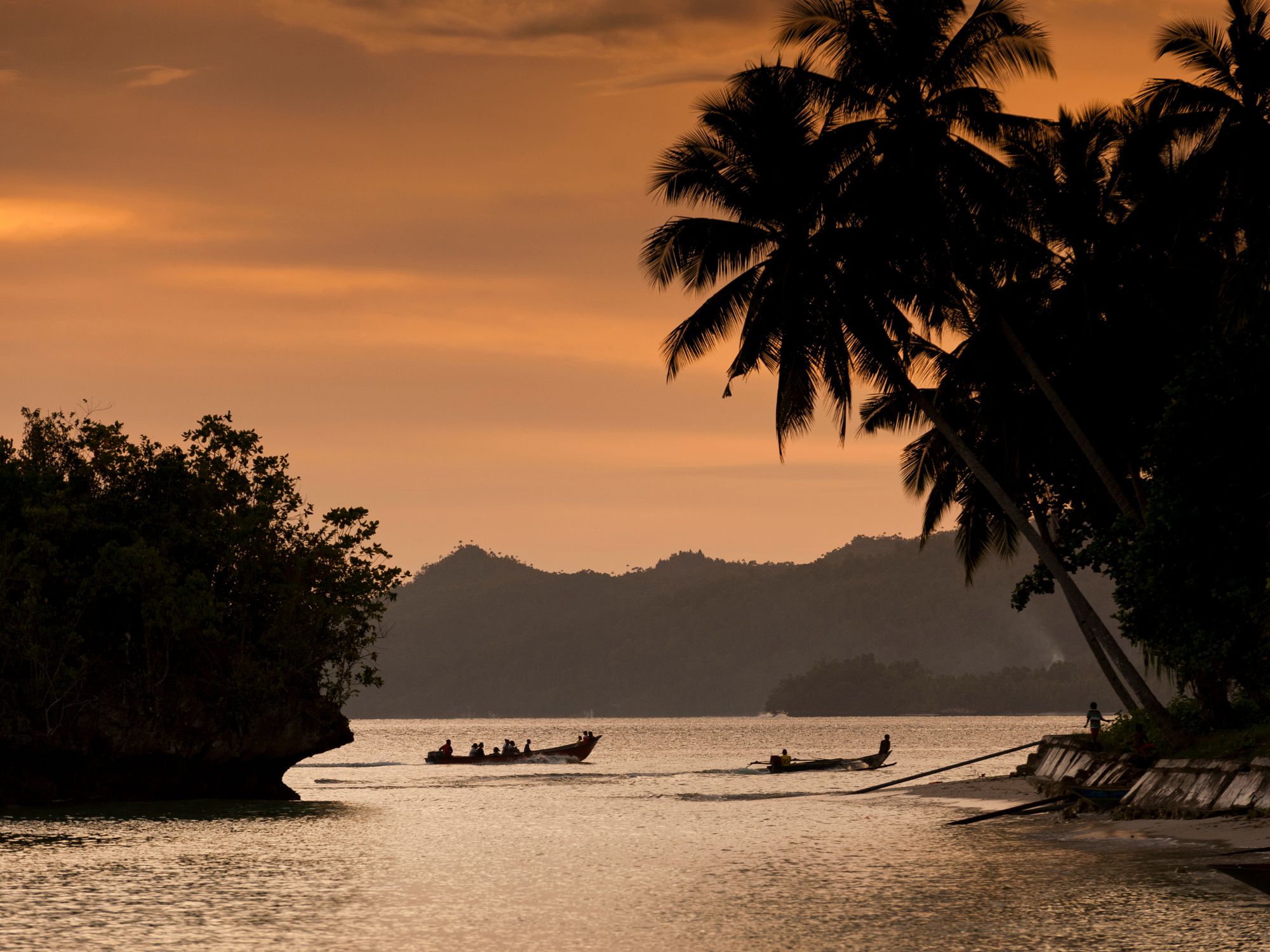 Morgenlyset på øen Waigeo i West Papua. Foto Viktors Farmor