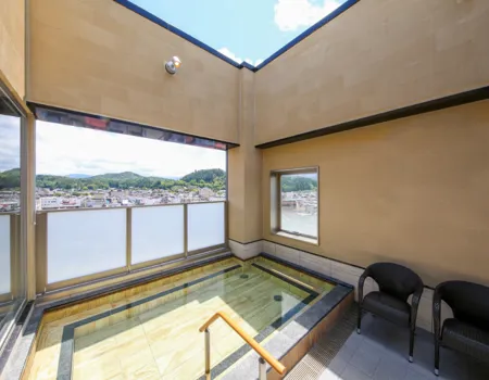 Vores hotel er 3-stjernet og i japansk stil – også kaldet et ryokan. Foto Viktors Farmor