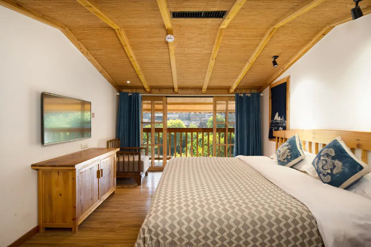 På rejsen Kinas farverige folkeslag bor vi på Liping Waterfront Zhaoxing Theme Hotel i Zhaoxing, hvor Dong-folkets kultur præger indretningen