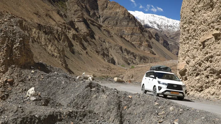 Vi kører i disse biler ad små bjergveje gennem Spiti. Foto af Anders Stoustrup