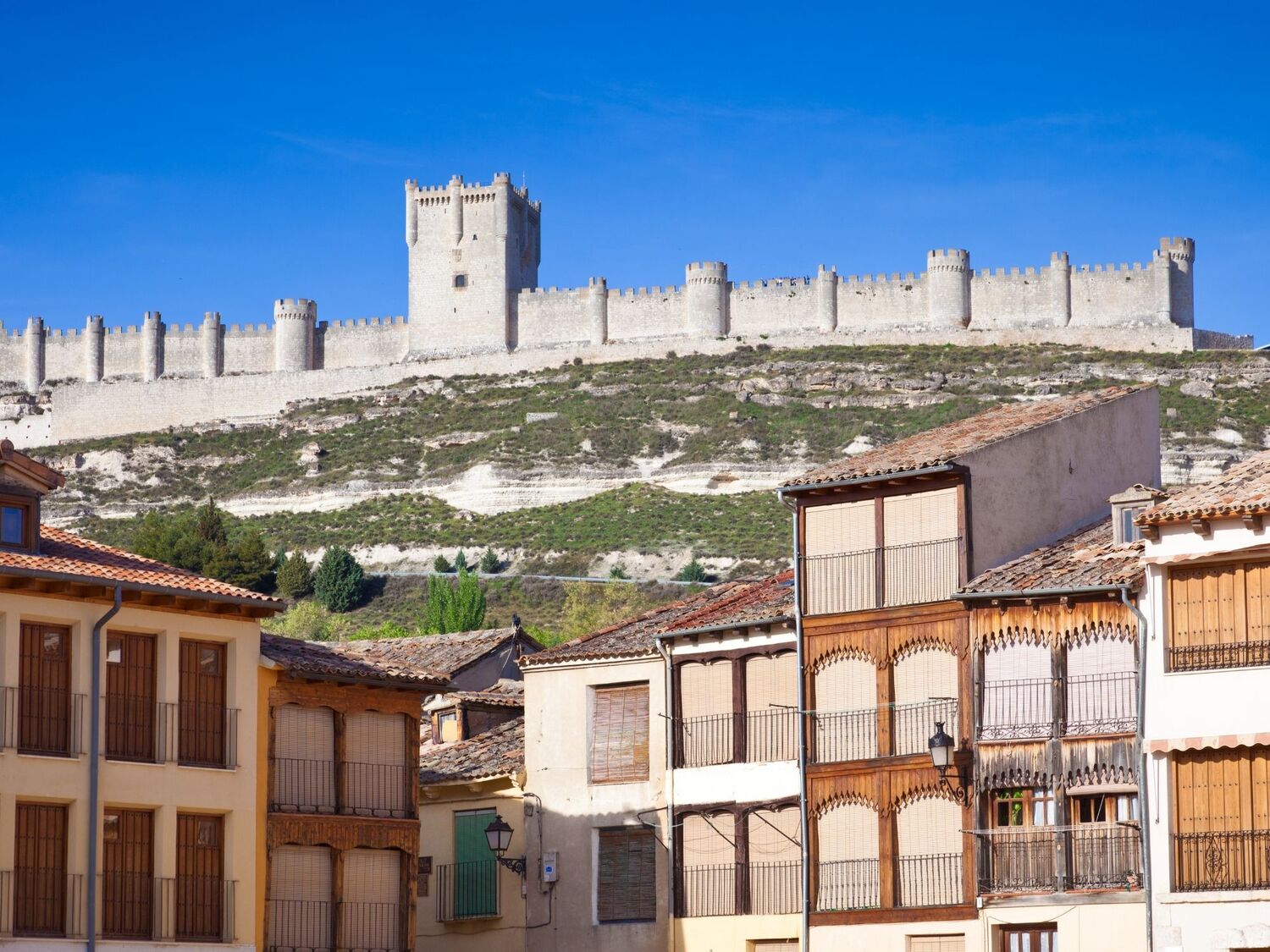 Fra Peñafiels gamle bydel er der god udsigt til Castillo de Peñafiel, en meget velbevaret middelalderborg . Foto Viktors Farmor