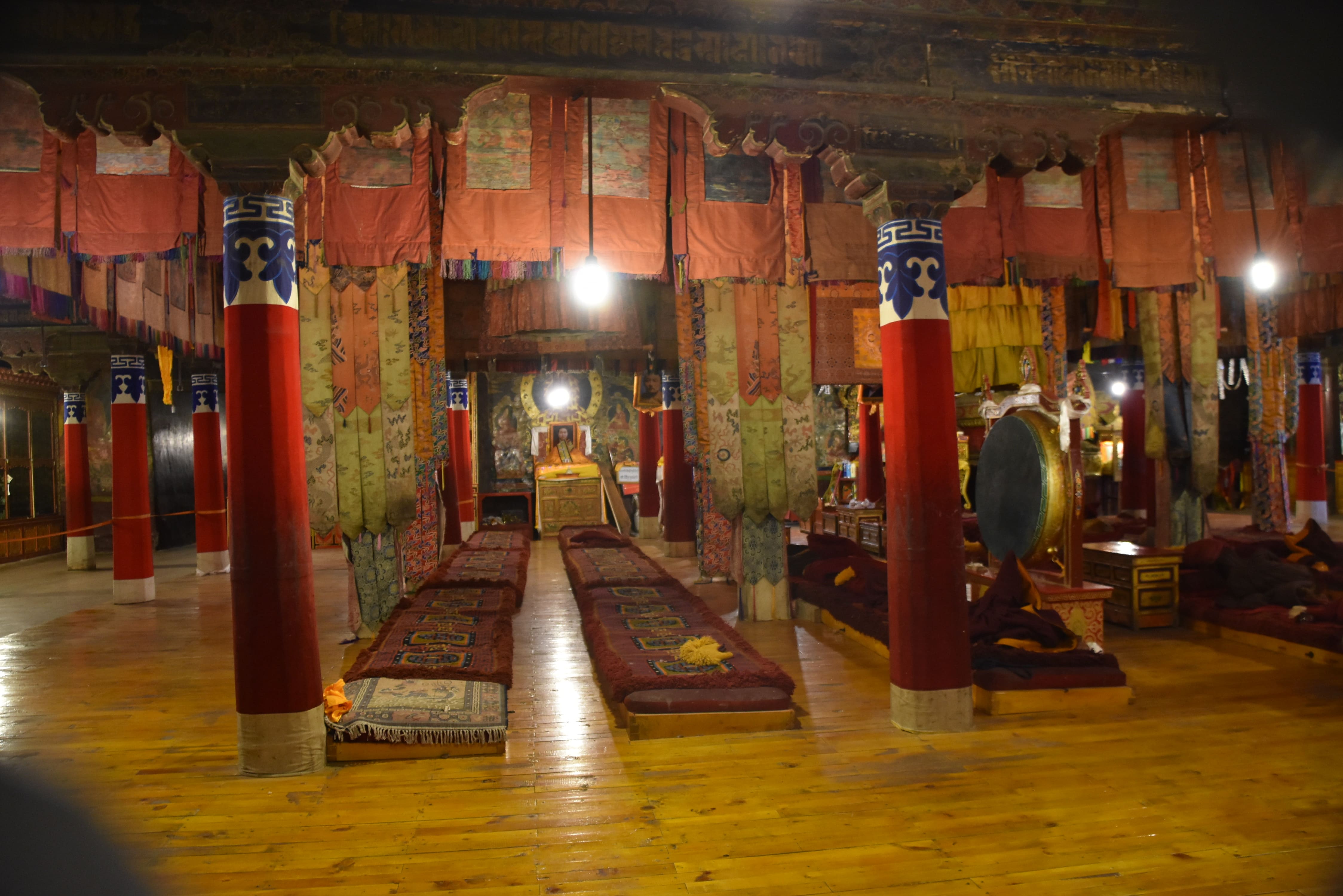 Vi kommer indenfor i Tashilunpo-klostret. Foto Ulla Dons