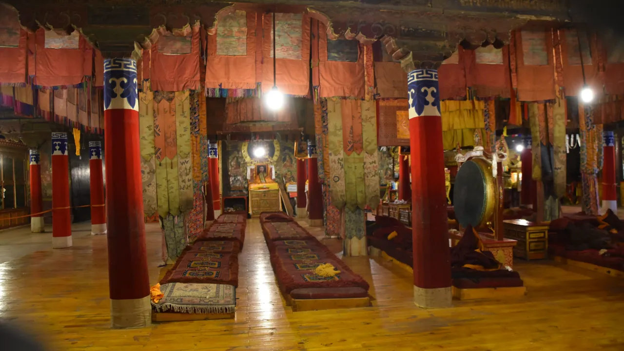 Vi kommer indenfor i Tashilunpo-klostret. Foto Ulla Dons