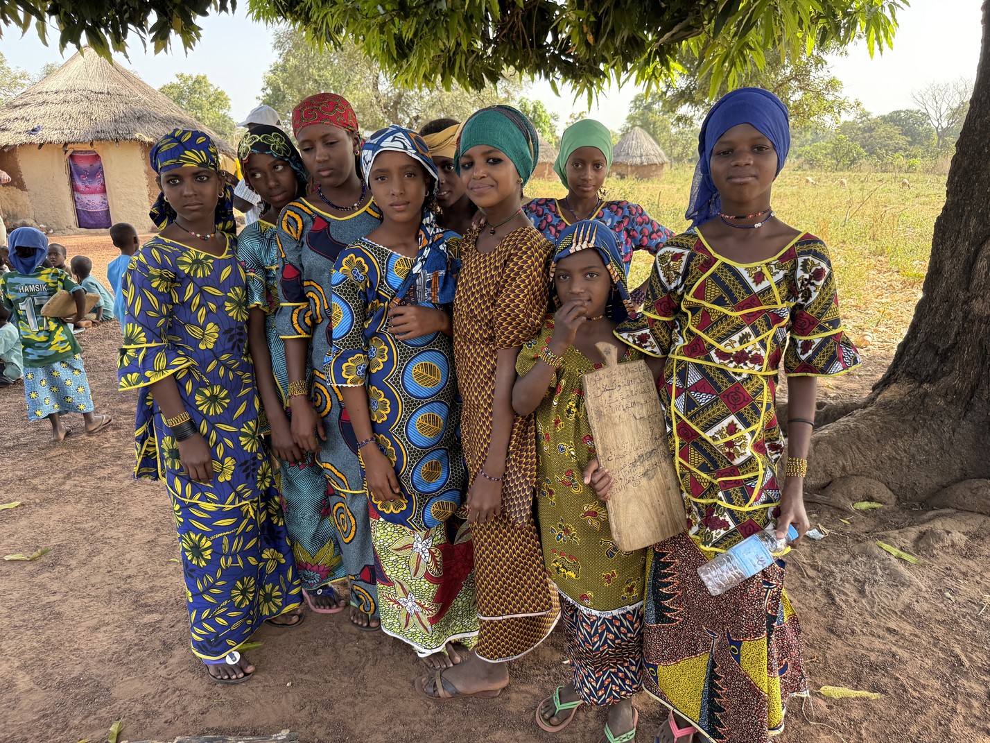 Fulani-nomaderne er kendte for deres farverige påklædning, smykker og opsatte hår. Foto Anja Schmidt