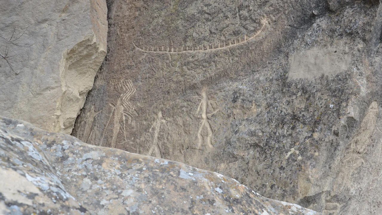 Vi ser 4000 år gamle petroglyffer i Gobustan. Foto Gert Lynge Sørensen