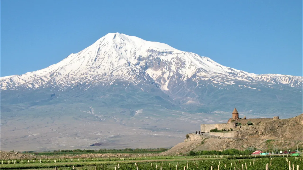 Bjerget Ararats er over 5 km. højt og ligger på den tyrkiske side af grænsen. Foto Erik Holm