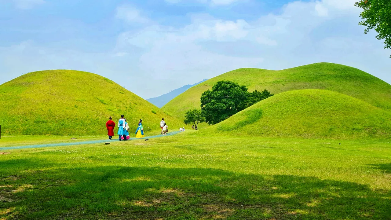 Tumuli Park i Gyeongju er hvilested for adskillige gamle kejsere. Foto af Gitte Skov Andersen