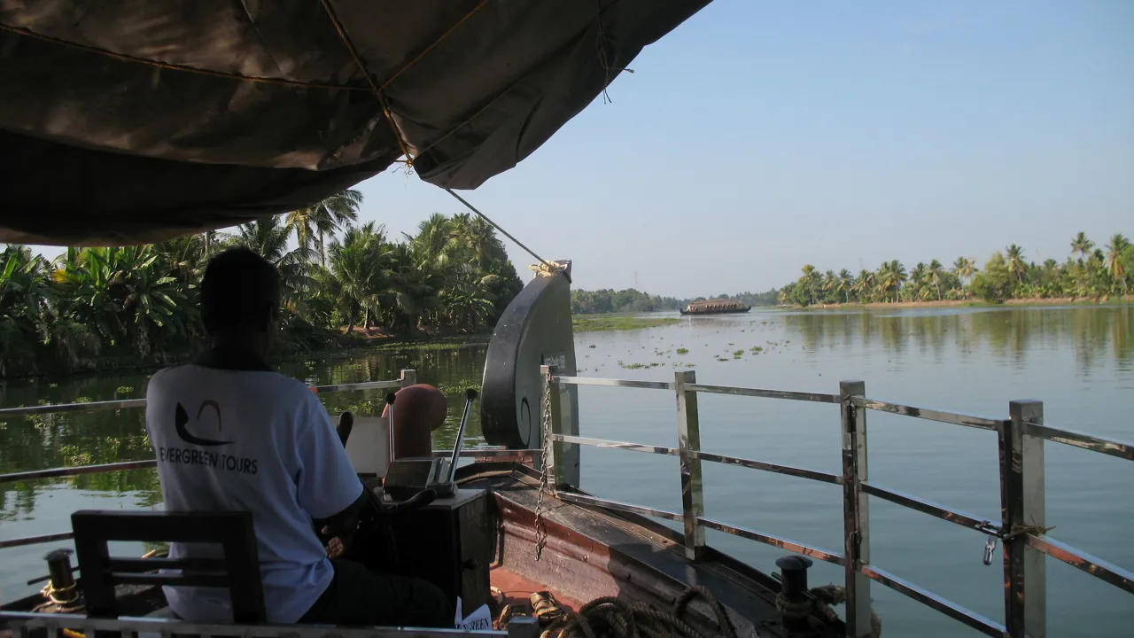 Vores både på Keralas backwaters har både styrmand og kok. Foto Kirsten Gynther Holm.